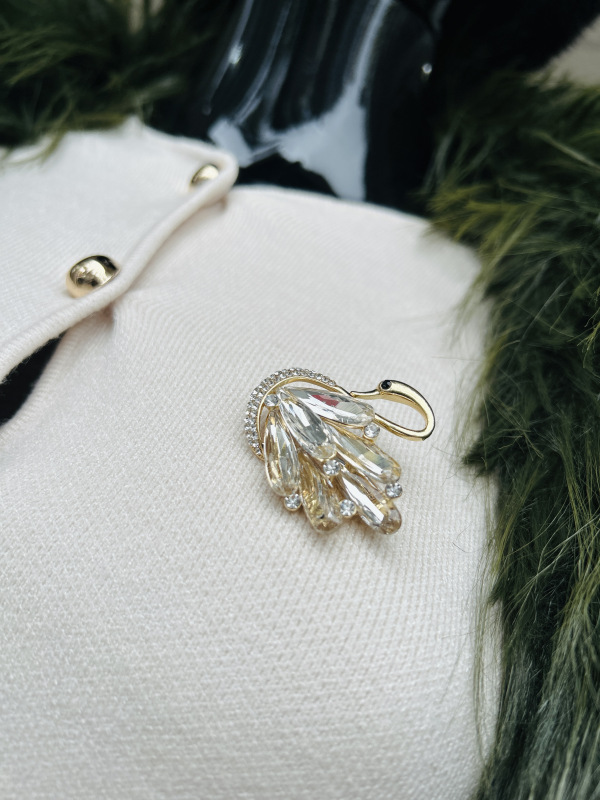 číro-zlatá labuť