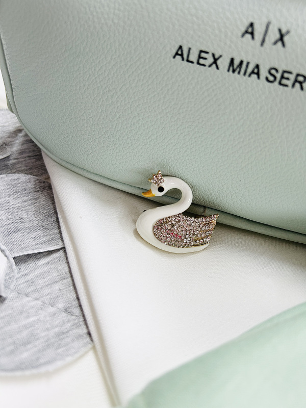 biela kabuť s kameňmi