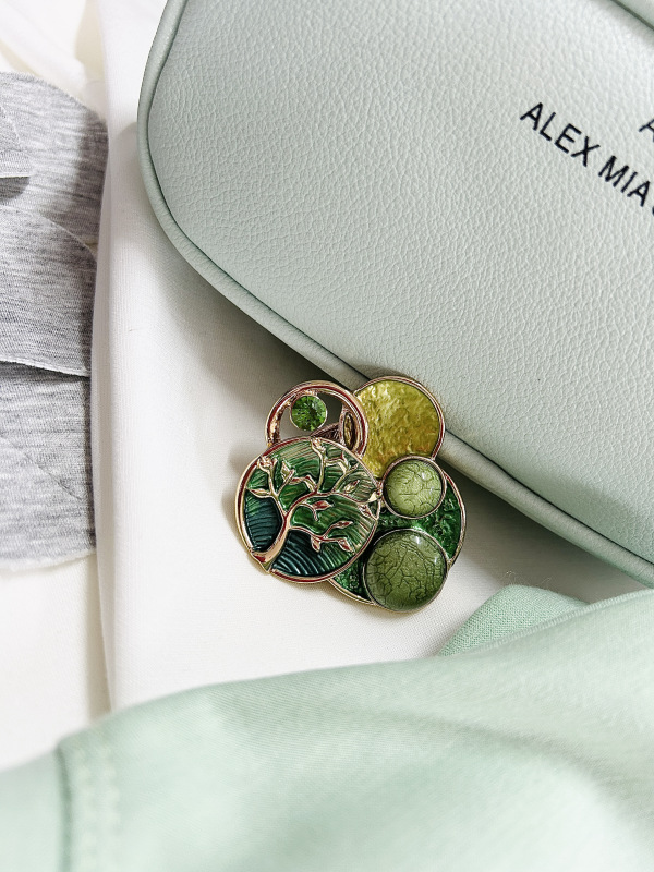 zelená brošňa na magnet