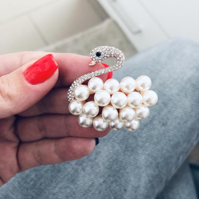 labuť s perličkami