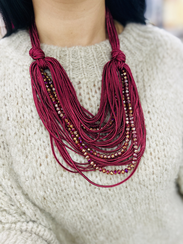 červený náhrdelník