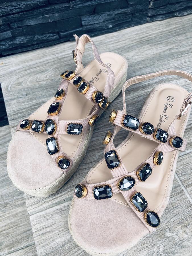 Béžové sandále s kamienkami
