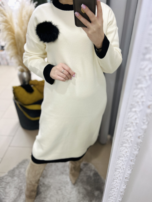 Úpletové šaty s brošňou 1