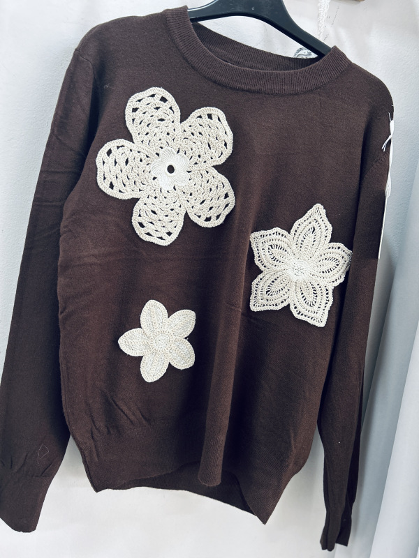 Svetrík s háčkovanou aplikáciou 4