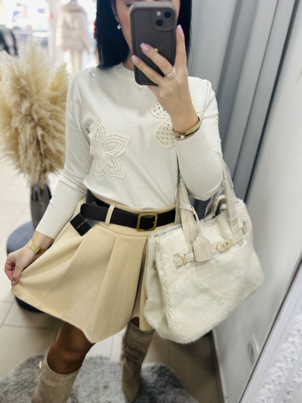 Svetrík s háčkovanou aplikáciou