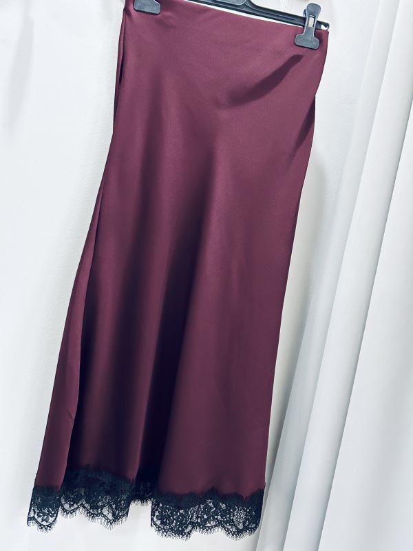 Saténová sukňa s krajkou 5