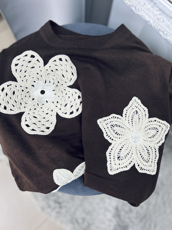 Svetrík s háčkovanou aplikáciou 5