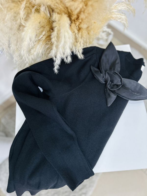 Čierny svetrík s kvetom 1