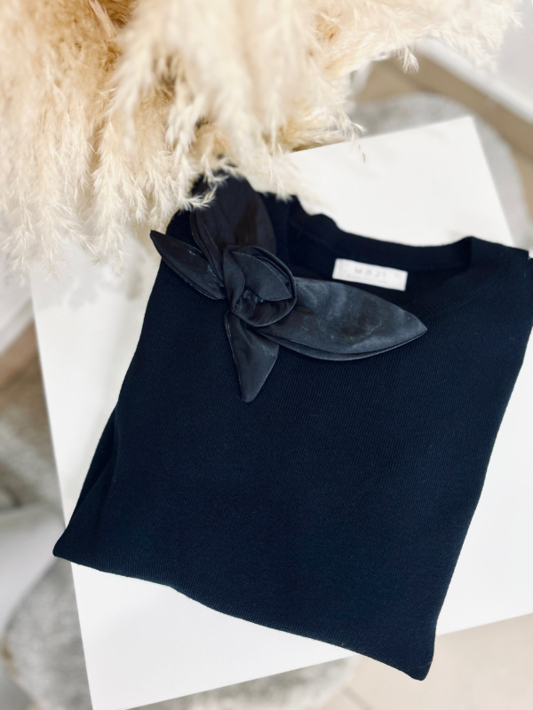 Čierny svetrík s kvetom