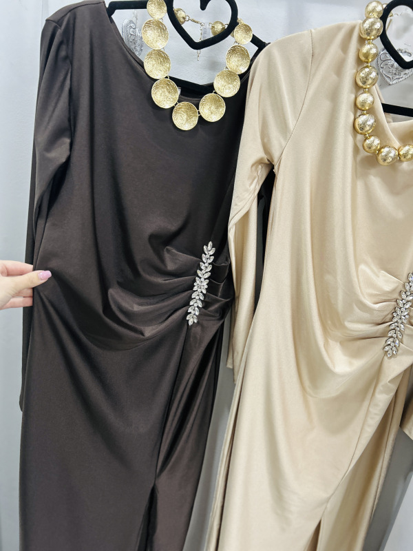 Elegantné šaty s ozdobou 3