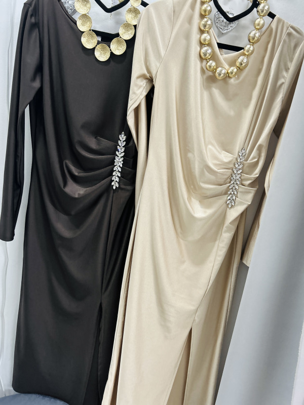 Elegantné šaty s ozdobou 2