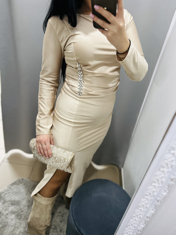 Elegantné šaty s ozdobou