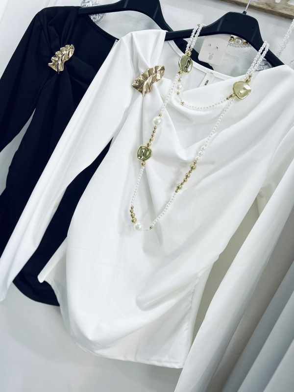 Elastický top s brošňou