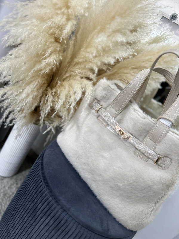 Béžová kabelka s kožušinkou 3