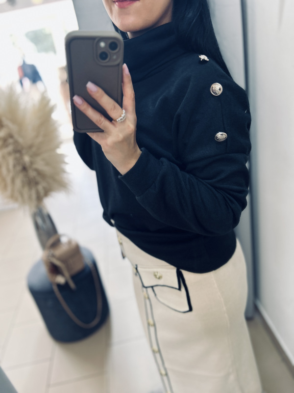 Čierny svetrík s gombíkmi 1