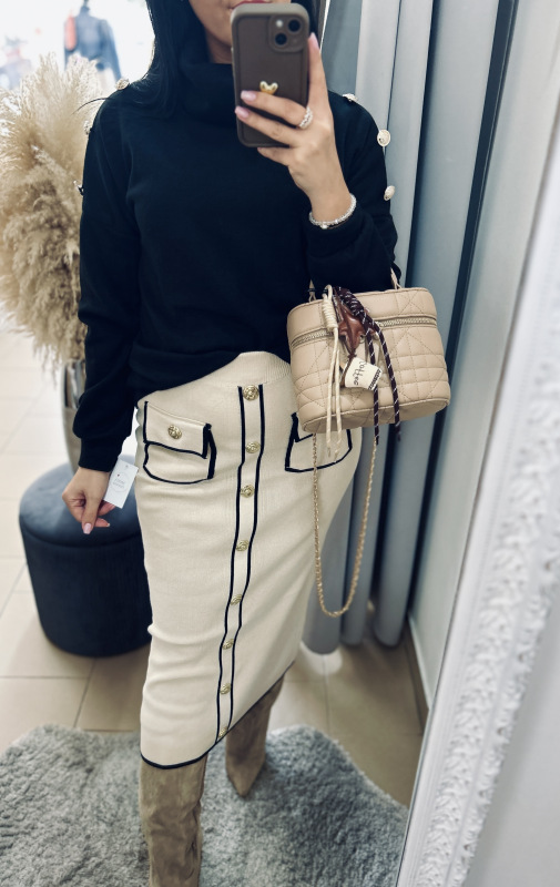 Čierny svetrík s gombíkmi