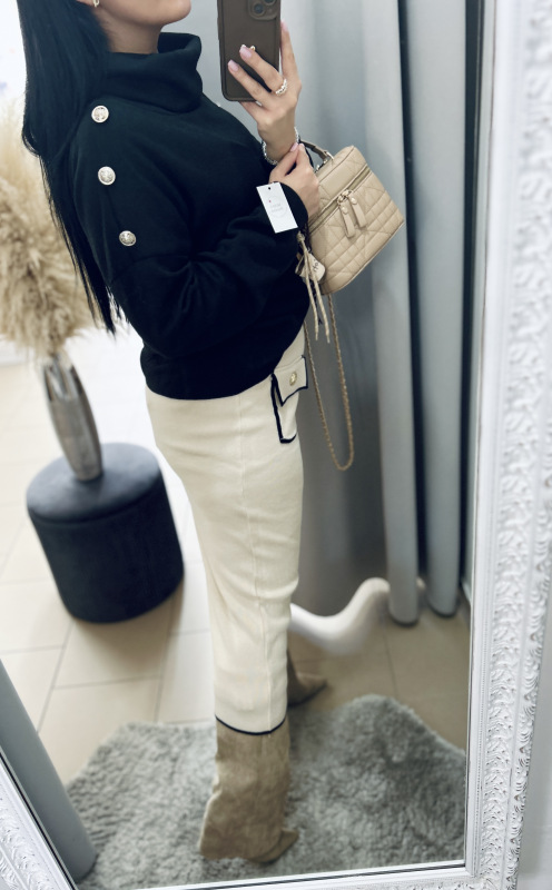 Čierny svetrík s gombíkmi 7