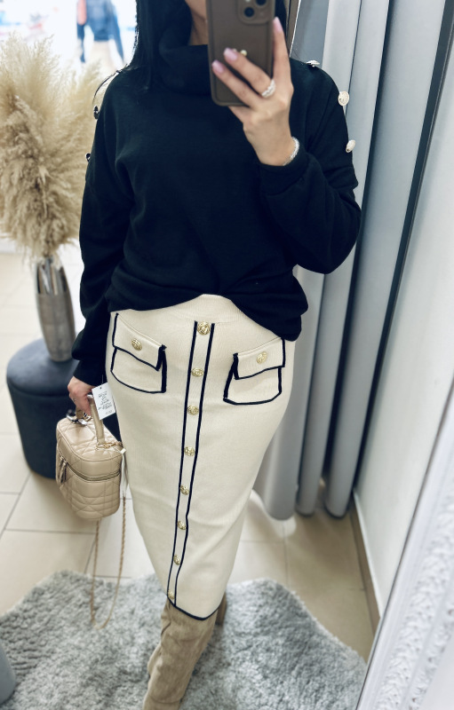 Čierny svetrík s gombíkmi 5