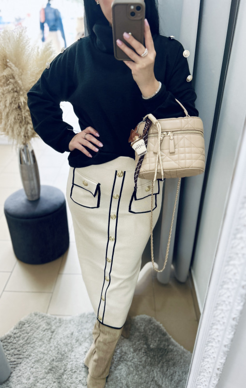 Čierny svetrík s gombíkmi 6