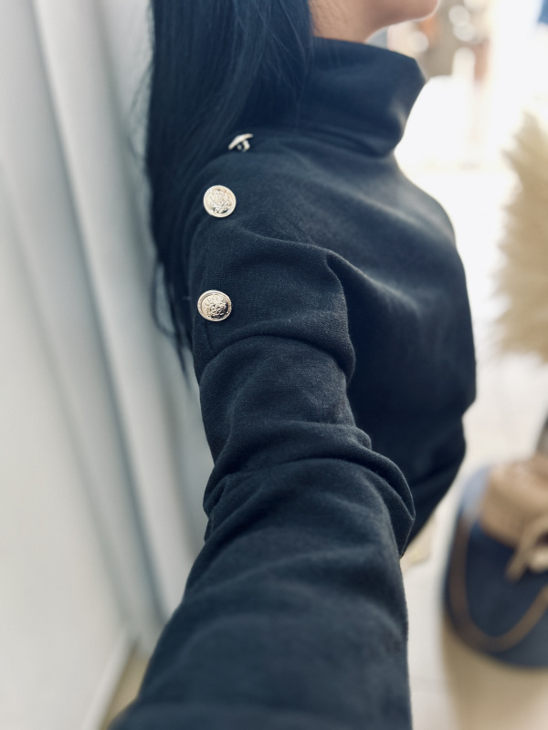 Čierny svetrík s gombíkmi 2