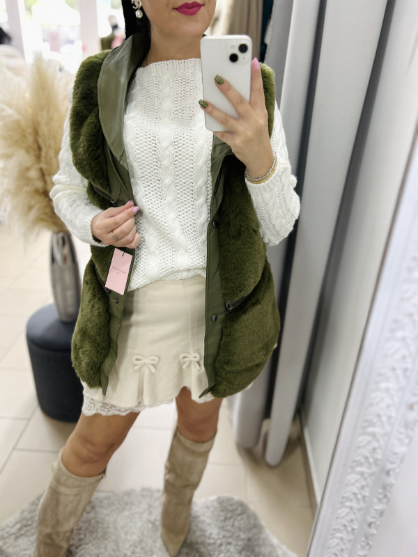 Biely svetrík 6