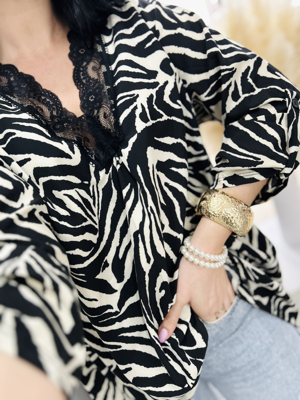 Vzorovaná blúzka s čipkou 7