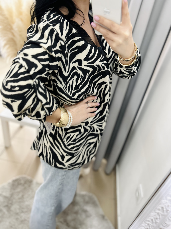 Vzorovaná blúzka s čipkou 4