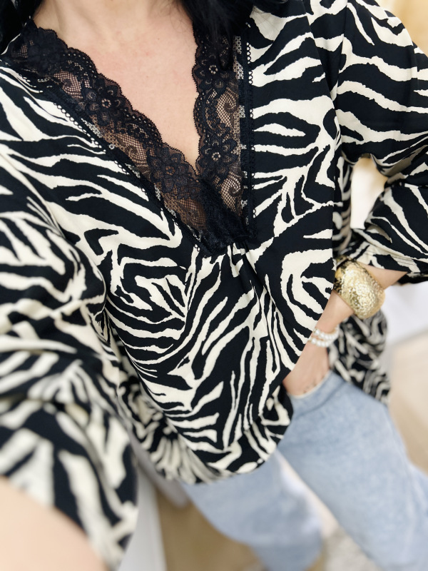 Vzorovaná blúzka s čipkou 6