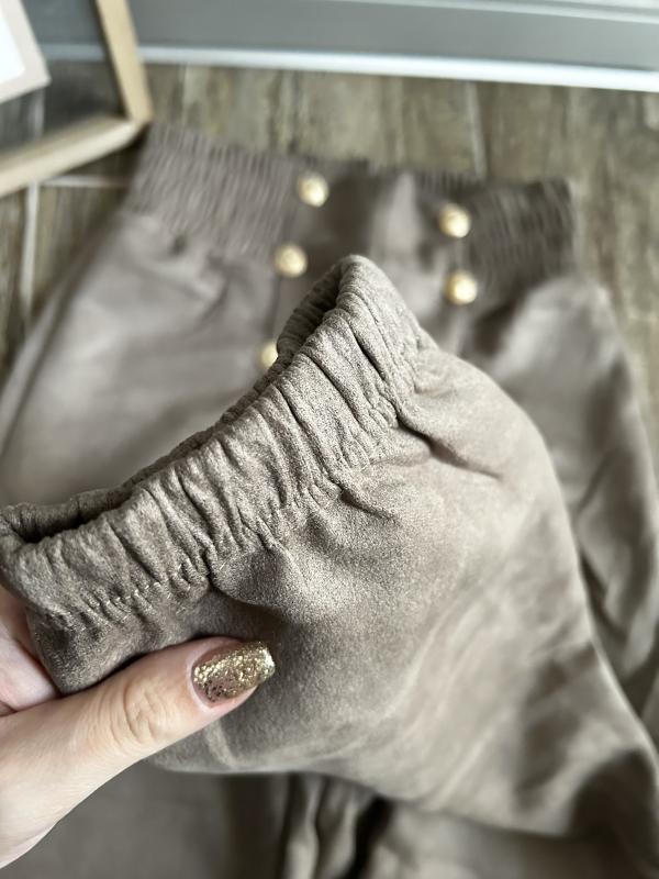 Semišové nohavice zdobené gombíkmi