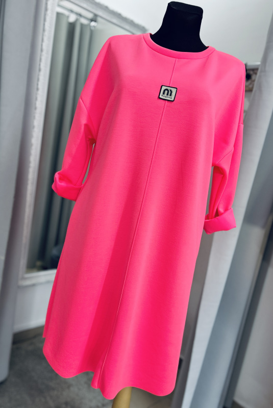 Šaty v žiarivej ružovej farbe 1