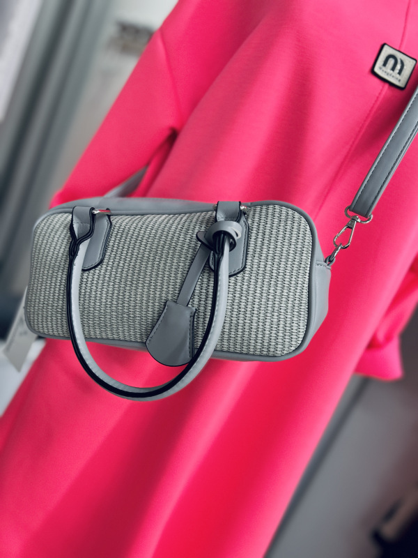 Šaty v žiarivej ružovej farbe 3