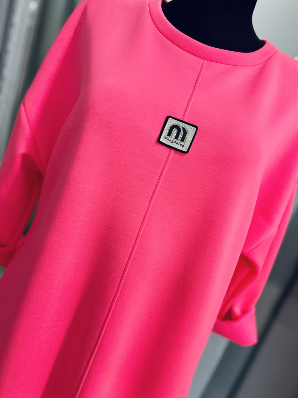 Šaty v žiarivej ružovej farbe 2