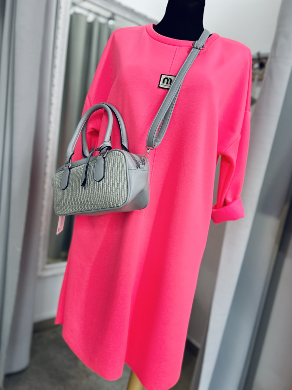 Šaty v žiarivej ružovej farbe