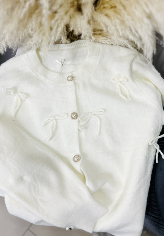 Svetrík s mašličkami 8