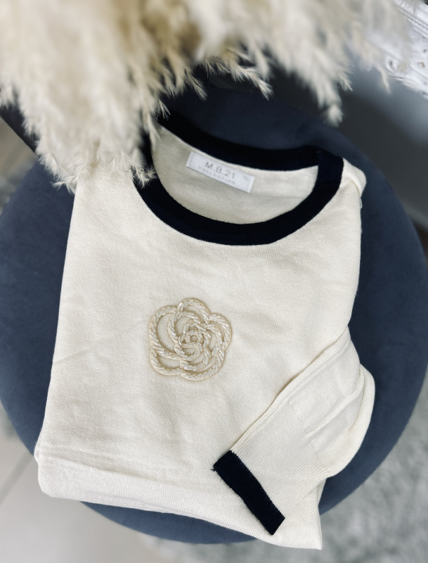 Jemný svetrík so zdobením 1