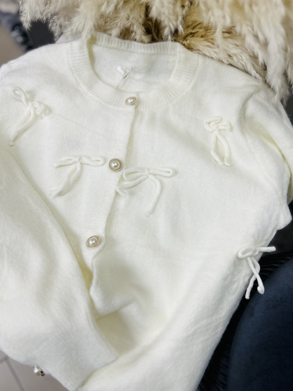 Svetrík s mašličkami 9