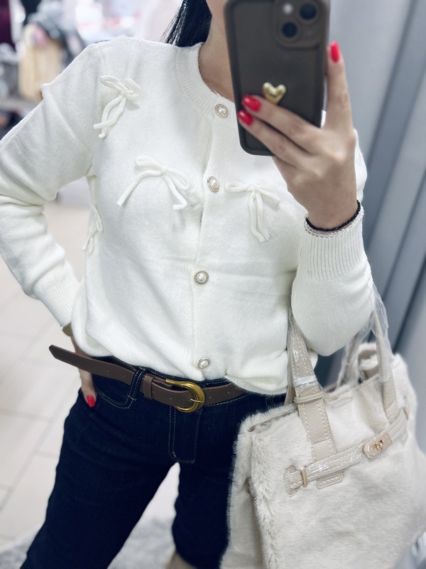 Svetrík s mašličkami